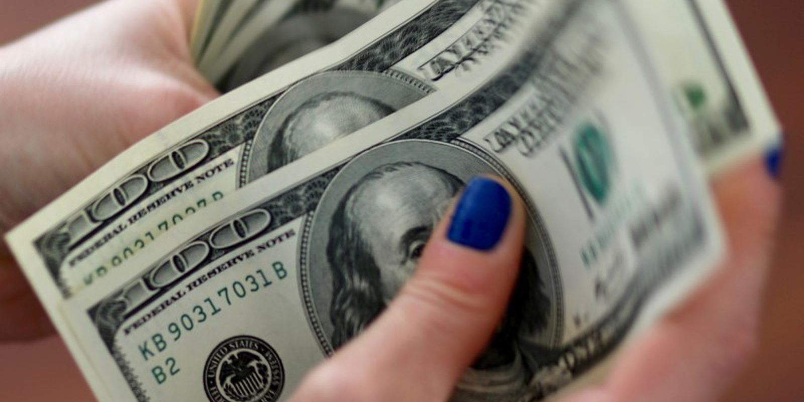 Dólar cai para R$ 5,56 com possível recuo em tarifaço nos EUA