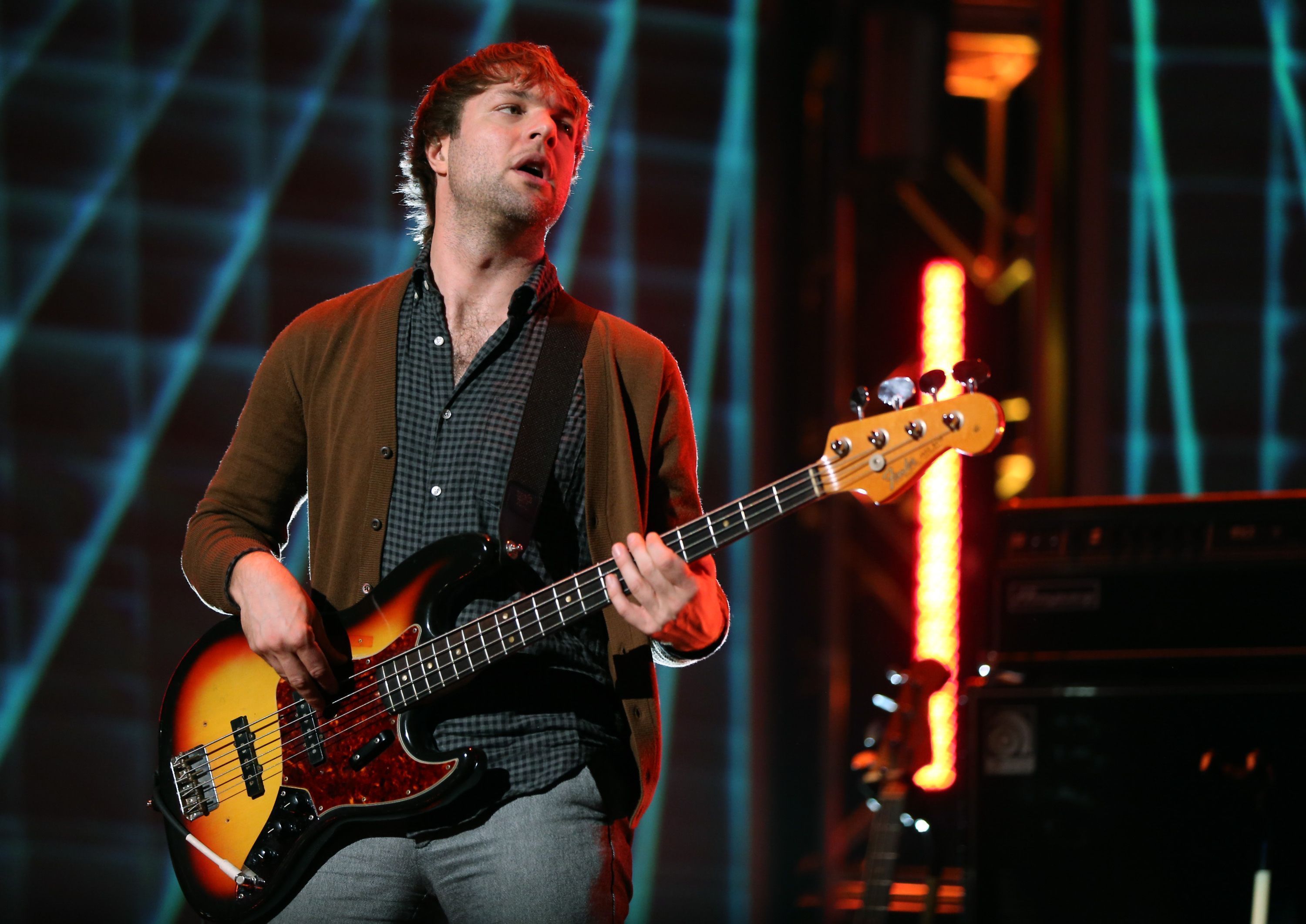 Ex-baixista do Maroon 5 é acusado de violência doméstica; entenda