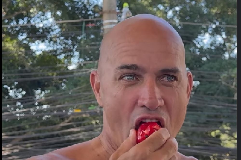 Kelly Slater prova morango do amor em SP e tem reação surpreendente
