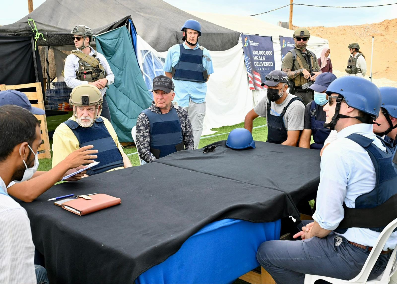 Enviado de Trump visita centro de distribuição de comida em Gaza, e palestinos pedem volta da ONU: 'Humilhados por pedaços de pão'