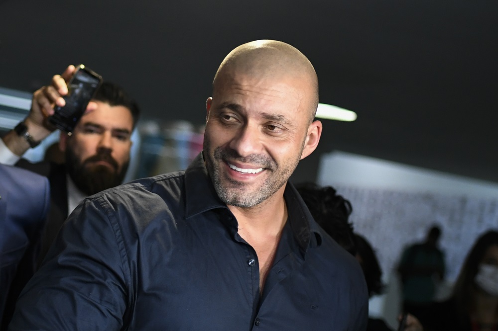 Defesa de Daniel Silveira pede prisão domiciliar após cirurgia no joelho