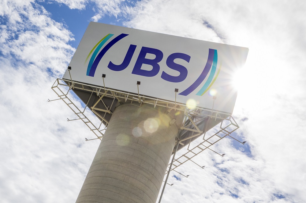 JBS fecha parceria com governo federal para contratar beneficiários do Bolsa Família