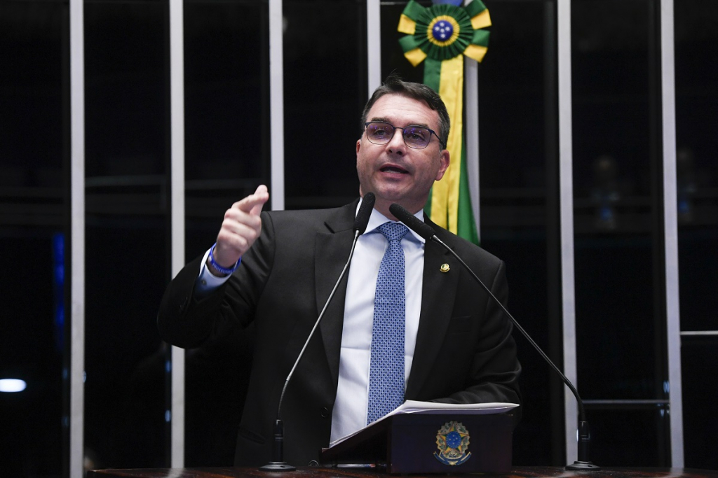 Flávio Bolsonaro pede impeachment de Alexandre de Moraes e critica ações judiciais