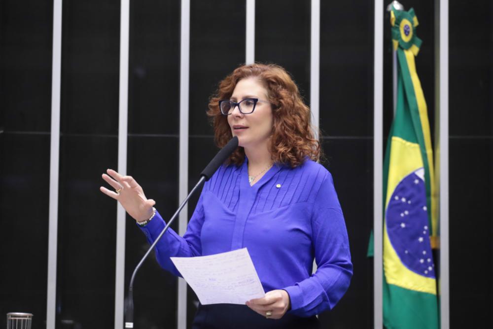 Advogado de Carla Zambelli afirma que ‘ela estava fugindo das sanções de Moraes’