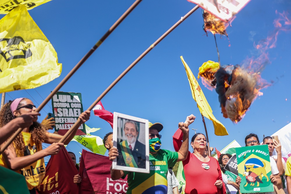 Em ato pró-soberania, manifestantes queimam bandeira e boneco de Trump